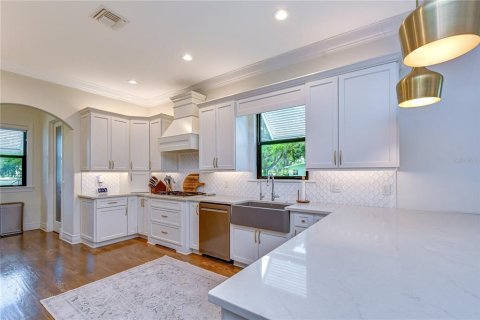 House in Tampa, Florida 5 bedrooms, 312.71 sq.m. № 2314404 - photo 14