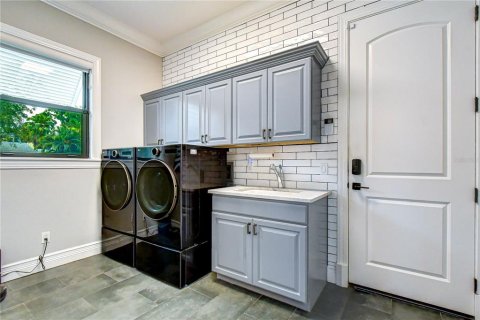 House in Tampa, Florida 5 bedrooms, 312.71 sq.m. № 2314404 - photo 21
