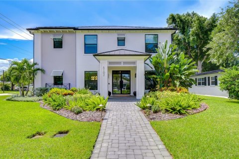 House in Tampa, Florida 5 bedrooms, 312.71 sq.m. № 2314404 - photo 3