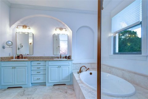 House in Tampa, Florida 5 bedrooms, 312.71 sq.m. № 2314404 - photo 27