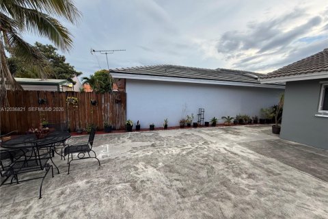 Casa en alquiler en Miami, Florida, 3 dormitorios, 122.82 m2 № 2085475 - foto 3