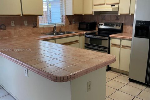 Casa en alquiler en Miami, Florida, 3 dormitorios, 122.82 m2 № 2085475 - foto 6