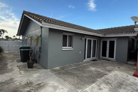Casa en alquiler en Miami, Florida, 3 dormitorios, 122.82 m2 № 2085475 - foto 2