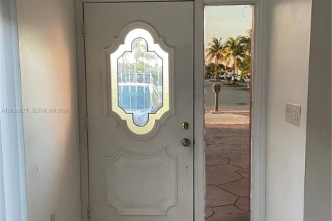 Casa en alquiler en Miami, Florida, 3 dormitorios, 122.82 m2 № 2085475 - foto 4
