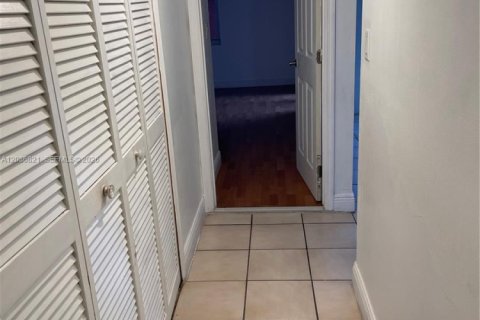 Casa en alquiler en Miami, Florida, 3 dormitorios, 122.82 m2 № 2085475 - foto 13