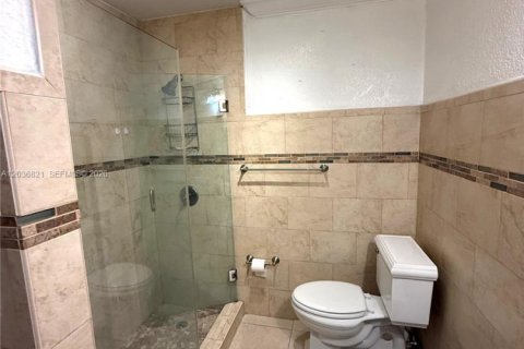 Casa en alquiler en Miami, Florida, 3 dormitorios, 122.82 m2 № 2085475 - foto 11