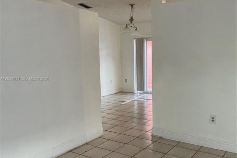 Casa en alquiler en Miami, Florida, 3 dormitorios, 122.82 m2 № 2085475 - foto 5