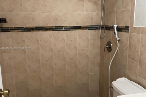Casa en alquiler en Miami, Florida, 3 dormitorios, 122.82 m2 № 2085475 - foto 16