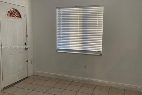 Casa en alquiler en Miami, Florida, 3 dormitorios, 122.82 m2 № 2085475 - foto 14