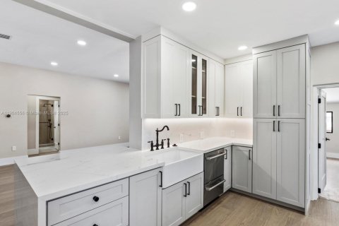 Casa en alquiler en Surfside, Florida, 5 dormitorios, 321.16 m2 № 1956495 - foto 30