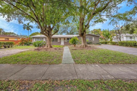 Propiedad comercial en venta en Pinecrest, Florida, 222.5 m2 № 1965887 - foto 1