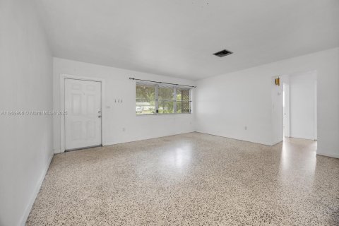 Propiedad comercial en venta en Pinecrest, Florida, 222.5 m2 № 1965887 - foto 10