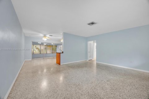 Propiedad comercial en venta en Pinecrest, Florida, 222.5 m2 № 1965887 - foto 28