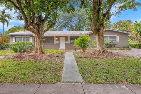 Propiedad comercial en venta en Pinecrest, Florida, 222.5 m2 № 1965887 - foto 5