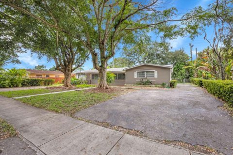 Propiedad comercial en venta en Pinecrest, Florida, 222.5 m2 № 1965887 - foto 4