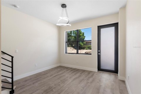 Townhouse in Tampa, Florida 4 bedrooms, 199.09 sq.m. № 2400383 - photo 6