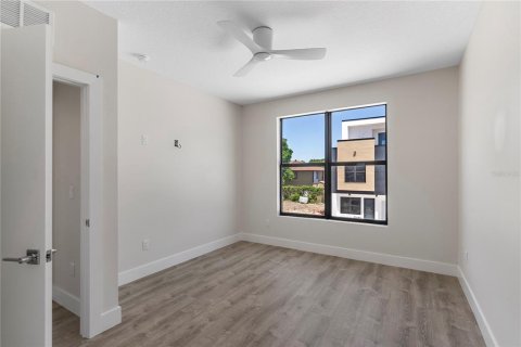 Townhouse in Tampa, Florida 4 bedrooms, 199.09 sq.m. № 2400383 - photo 20