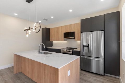 Townhouse in Tampa, Florida 4 bedrooms, 199.09 sq.m. № 2400383 - photo 13