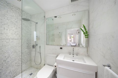House in Miami Beach, Florida 4 bedrooms, 193.89 sq.m. № 2070461 - photo 17