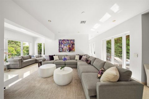 House in Miami Beach, Florida 4 bedrooms, 193.89 sq.m. № 2070461 - photo 13