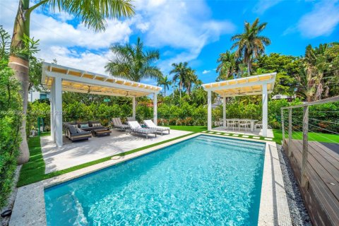 House in Miami Beach, Florida 4 bedrooms, 193.89 sq.m. № 2070461 - photo 8