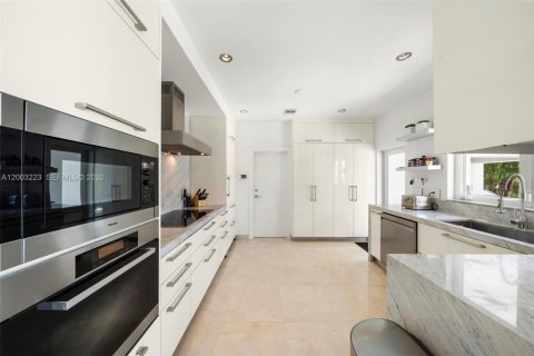 House in Miami Beach, Florida 4 bedrooms, 193.89 sq.m. № 2070461 - photo 12