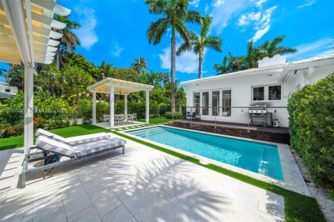 House in Miami Beach, Florida 4 bedrooms, 193.89 sq.m. № 2070461