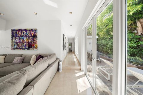 House in Miami Beach, Florida 4 bedrooms, 193.89 sq.m. № 2070461 - photo 15