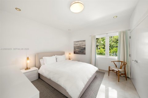 House in Miami Beach, Florida 4 bedrooms, 193.89 sq.m. № 2070461 - photo 18