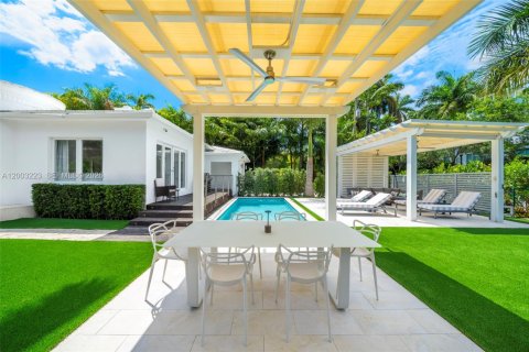 House in Miami Beach, Florida 4 bedrooms, 193.89 sq.m. № 2070461 - photo 9