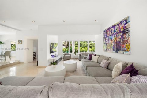 House in Miami Beach, Florida 4 bedrooms, 193.89 sq.m. № 2070461 - photo 4