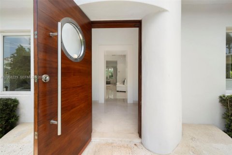 House in Miami Beach, Florida 4 bedrooms, 193.89 sq.m. № 2070461 - photo 3