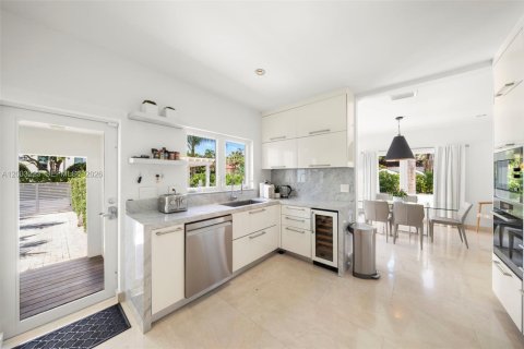 House in Miami Beach, Florida 4 bedrooms, 193.89 sq.m. № 2070461 - photo 11