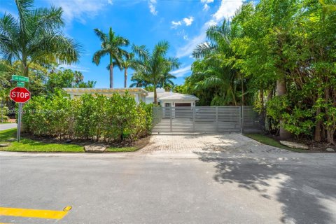 House in Miami Beach, Florida 4 bedrooms, 193.89 sq.m. № 2070461 - photo 26