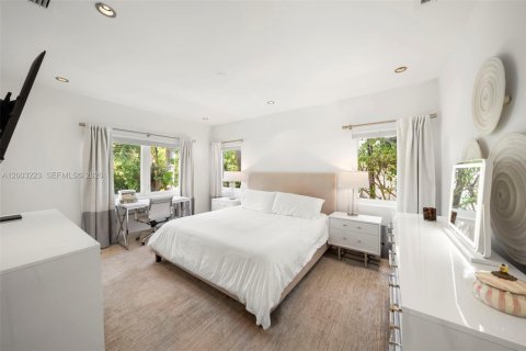 House in Miami Beach, Florida 4 bedrooms, 193.89 sq.m. № 2070461 - photo 16