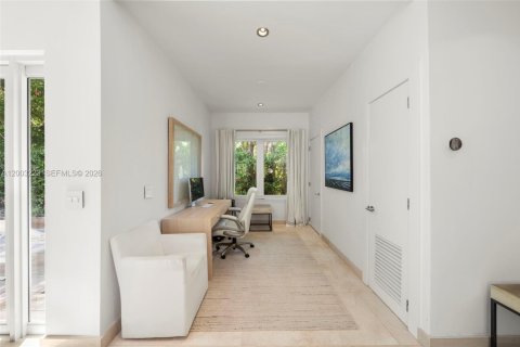 House in Miami Beach, Florida 4 bedrooms, 193.89 sq.m. № 2070461 - photo 14