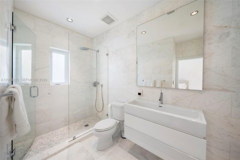House in Miami Beach, Florida 4 bedrooms, 193.89 sq.m. № 2070461 - photo 20