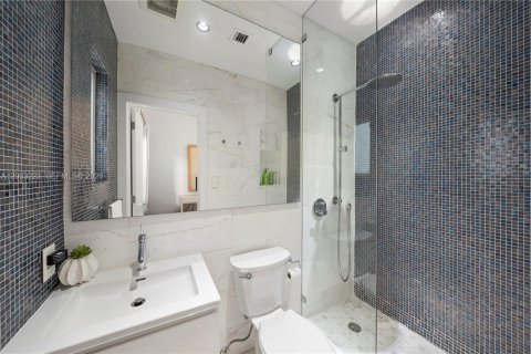 House in Miami Beach, Florida 4 bedrooms, 193.89 sq.m. № 2070461 - photo 23