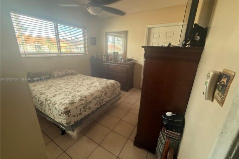 House in Hialeah Gardens, Florida 3 bedrooms, 105.63 sq.m. № 1993870 - photo 10