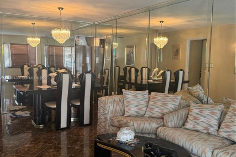 House in Hialeah Gardens, Florida 3 bedrooms, 105.63 sq.m. № 1993870 - photo 2