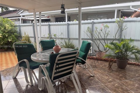 House in Hialeah Gardens, Florida 3 bedrooms, 105.63 sq.m. № 1993870 - photo 7