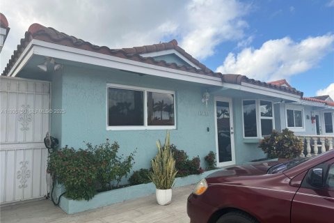 House in Hialeah Gardens, Florida 3 bedrooms, 105.63 sq.m. № 1993870 - photo 1
