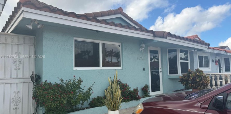 House in Hialeah Gardens, Florida 3 bedrooms, 105.63 sq.m. № 1993870