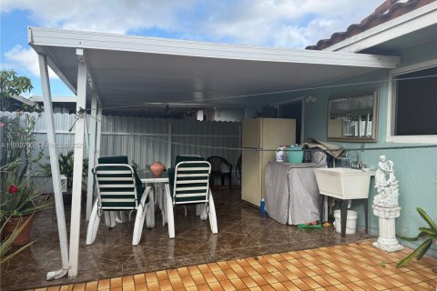 House in Hialeah Gardens, Florida 3 bedrooms, 105.63 sq.m. № 1993870 - photo 8