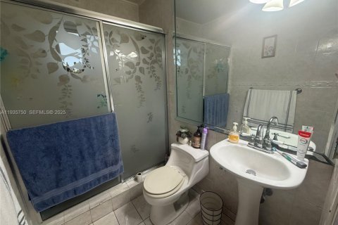 House in Hialeah Gardens, Florida 3 bedrooms, 105.63 sq.m. № 1993870 - photo 9