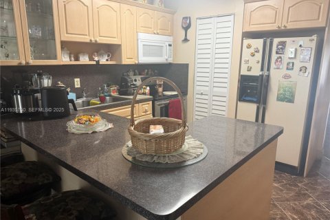 House in Hialeah Gardens, Florida 3 bedrooms, 105.63 sq.m. № 1993870 - photo 5