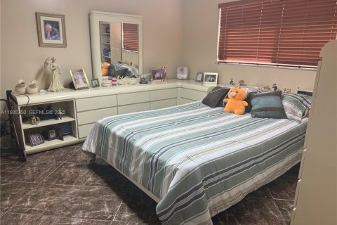 House in Hialeah Gardens, Florida 3 bedrooms, 105.63 sq.m. № 1993870 - photo 3