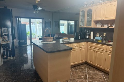 House in Hialeah Gardens, Florida 3 bedrooms, 105.63 sq.m. № 1993870 - photo 6