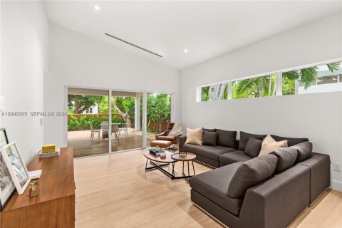 Villa ou maison à vendre à Miami, Floride: 4 chambres, 250 m2 № 2365048 - photo 15