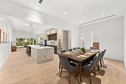 Villa ou maison à vendre à Miami, Floride: 4 chambres, 250 m2 № 2365048 - photo 11